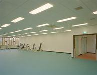 117347 Interieur van het Revalidatiecentrum De Hoogstraat (Rembrandtkade 10) te Utrecht: sport- en fitnesscentrum.